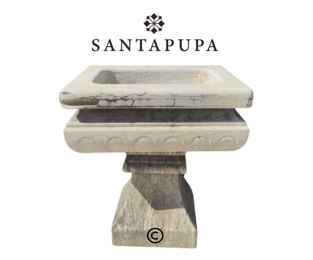 fontana in pietra con forma squadrata