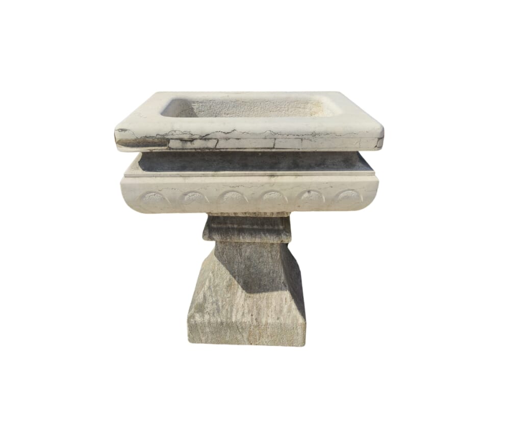 fontana in pietra con forma squadrata