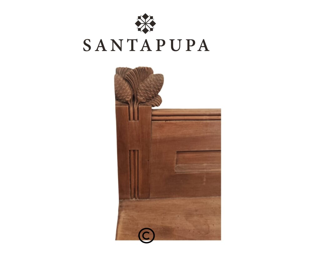 Panca antica con decorazioni 